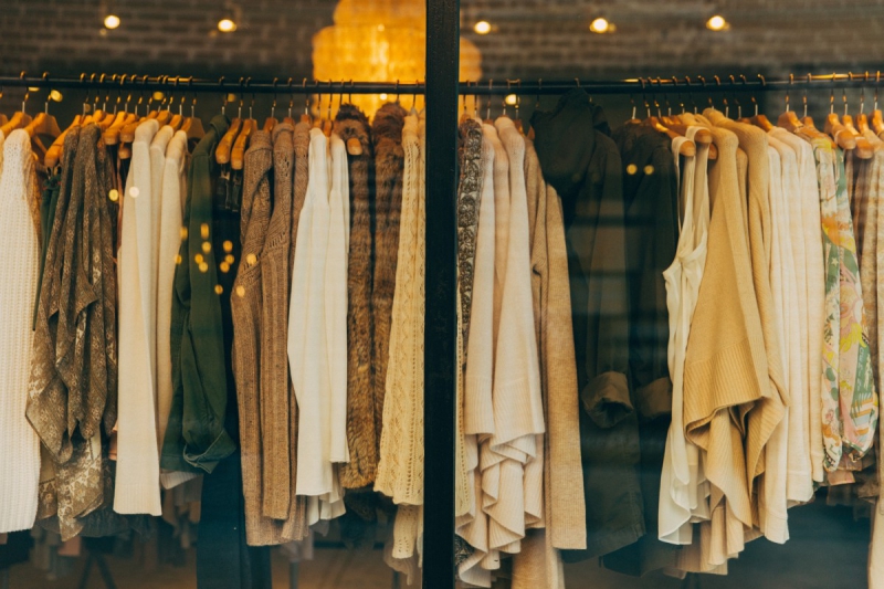 boutique-ST VALLIER DE THIEY-min_clothe_fashion_store_shop_window_store_front-21277